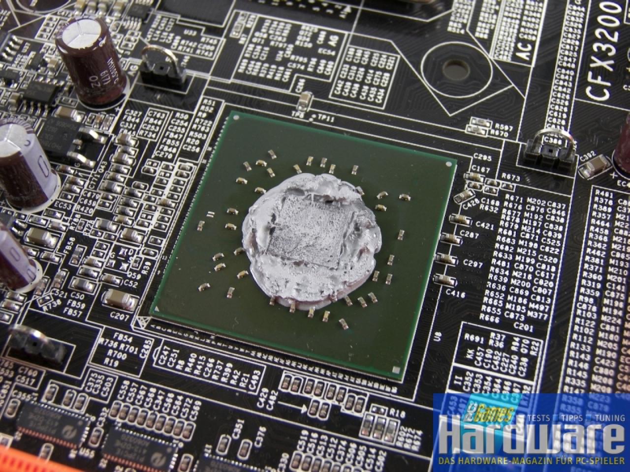 [23/02/2007] Serienmäßig ist viel zu viel zähflüssige Paste auf der Northbridge. Beim Übertakten sollten Sie den Chip reinigen, eigene Wärmeleitpaste auftragen und einen besseren Kühler verwenden.