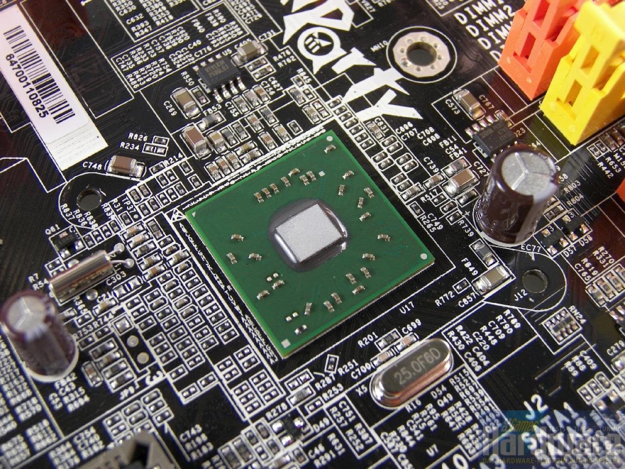 [02/02/2007] Übrigens lässt sich der Chipsatz auch wunderbar ohne aufwendige Heatpipe-Konstruktion passiv kühlen.