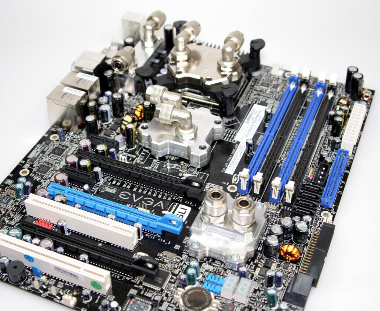 [12/03/2007] Das EVGA Black Pearl - eines der teuersten Desktop-Mainboards