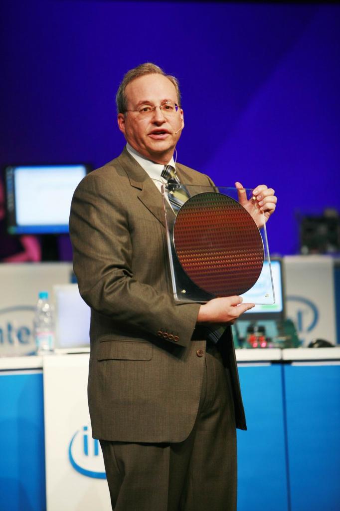 [18/04/2007] Justin Rattner, Intel Corporate Technology Officer, holds up a Penryn wafer during his keynote at the Intel Developer Forum in Beijing on Tuesday. Penryn is the codename of Intel's next-generation Intel® Core