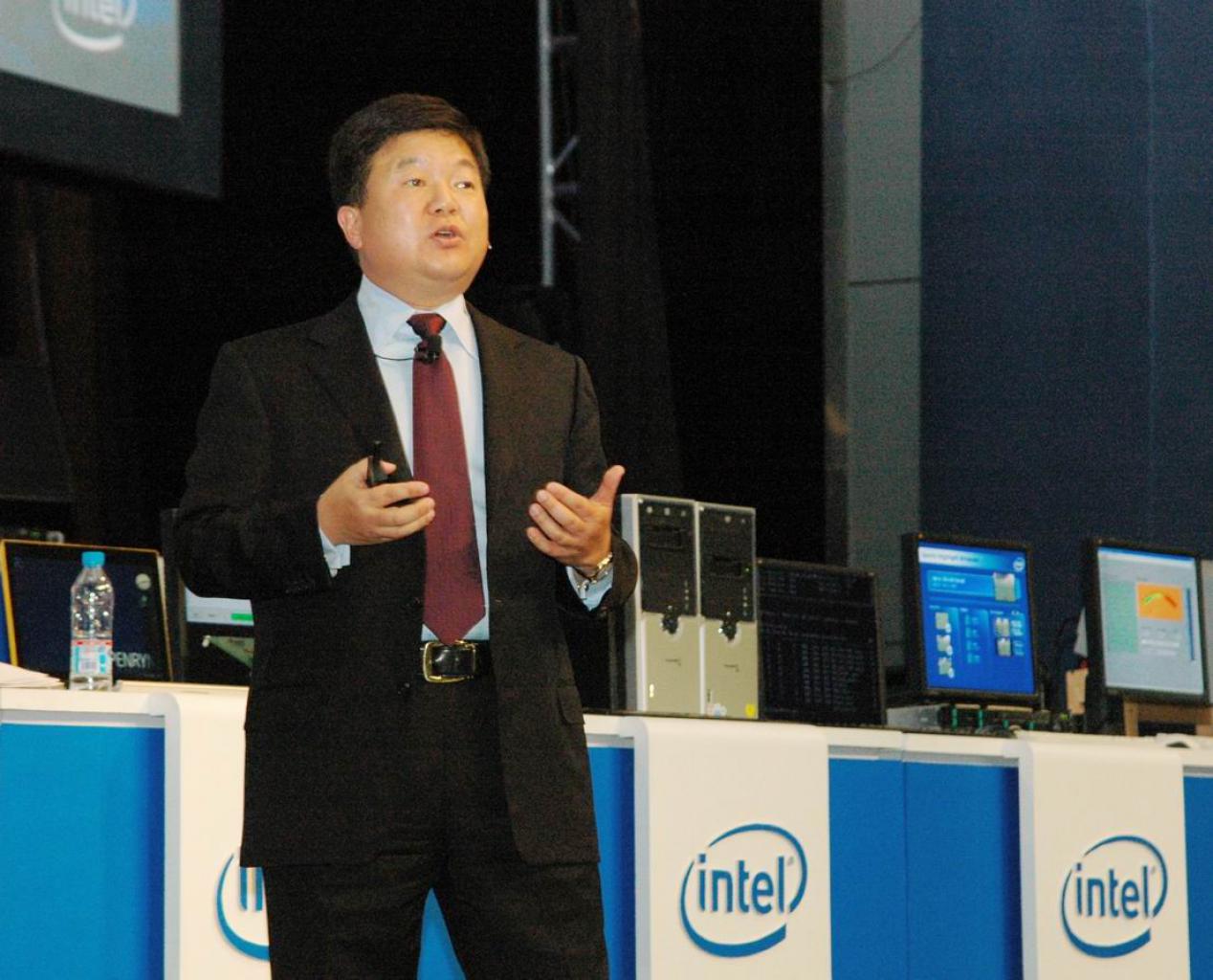 [18/04/2007] Intel executive Eric Kim tells a capacity Intel Developer Forum on Tuesday that his company is focused on developing products and technologies that provide consumers with greater control, choice, clarity and community - the ''4C's'' - across computers and CE platforms spanning PCs, laptops, televisions, set-top-boxes and other networked media players. Kim is senior vice president and general manager of Intel&rsquo;s Digital Home Group.