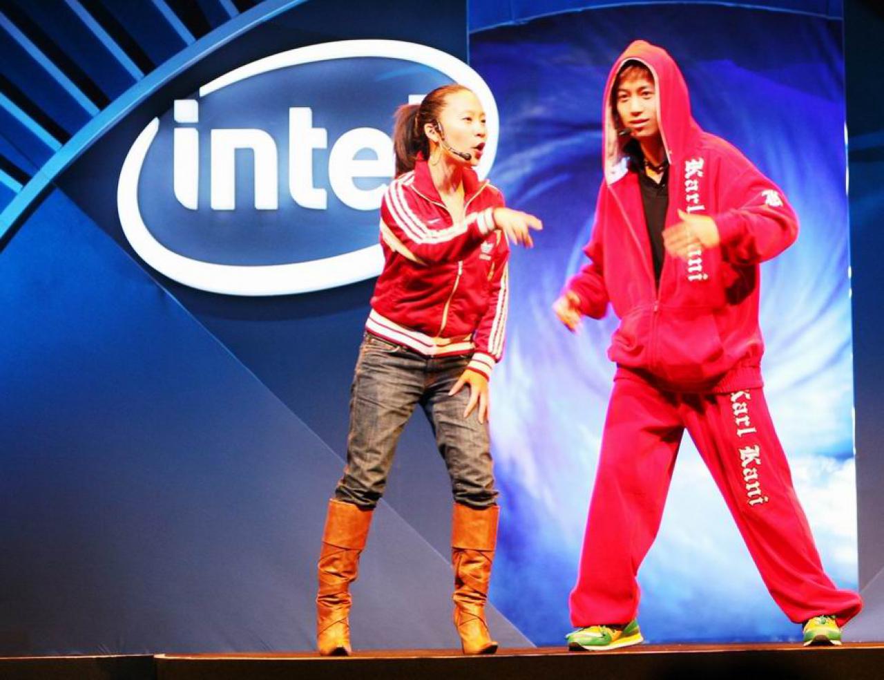 [18/04/2007] A pair of hip hop dancers multiply their grooves at the Intel Developer Forum on Tuesday. The technology showcase runs April 17-18 at the Beijing International Convention Center.