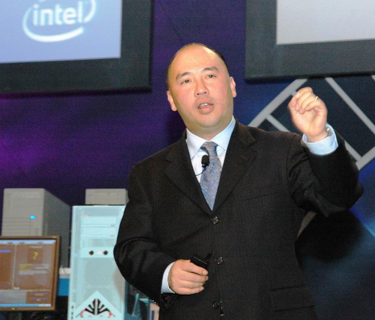 [18/04/2007] Ian Yang of Intel welcomes a capacity audience at the Intel Developer Forum on Tuesday. During the three keynotes that followed, Intel provided details on new products and initiatives for higher-performing, more efficient computers. Yang is vice president of the Sales and Marketing Group and Intel China's general manager.