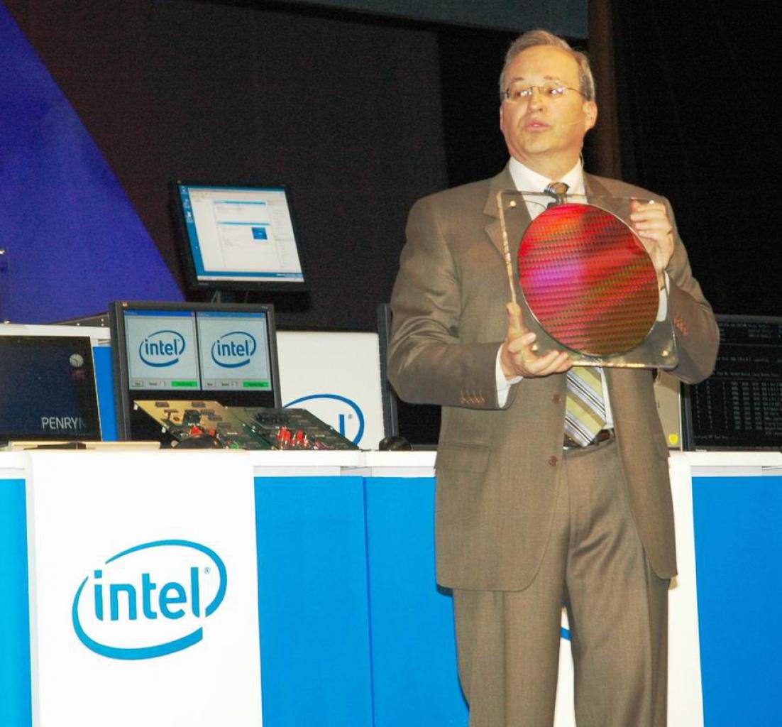 [18/04/2007] Justin Rattner, Intel Corporate Technology Officer, holds up a Penryn wafer during his keynote at the Intel Developer Forum in Beijing on Tuesday. Penryn is the codename of Intel's next-generation Intel® Core