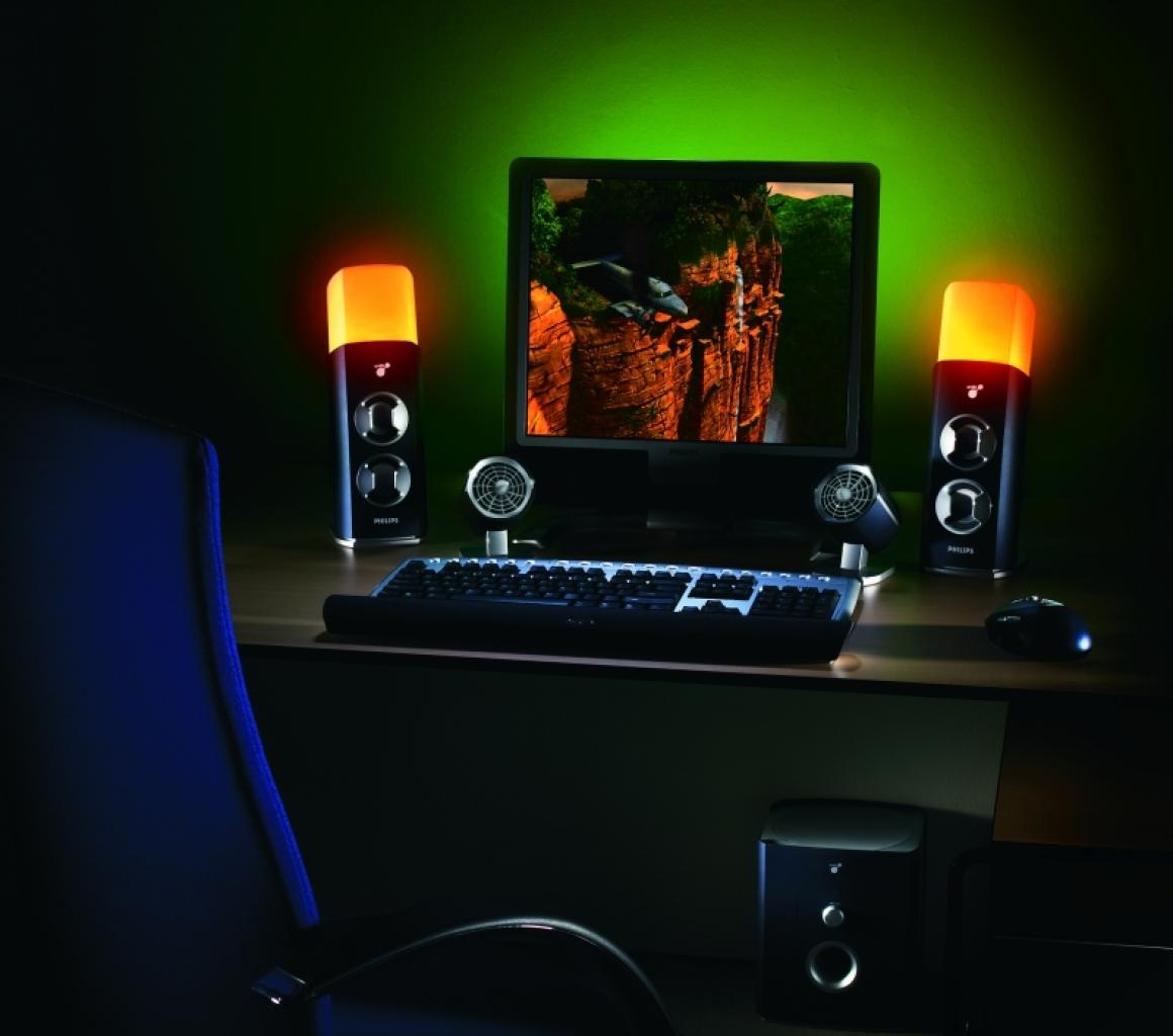 [11/04/2007] Die beiden Lampen in den 2.1-Satteliten und die Hintergrundbeleuchtung tauchen das Zimmer in passendes Licht. Das Rumble Pad (vor der Tastatur) vibriert und die Lüfter blasen dem Spieler Luft ins Gesicht.