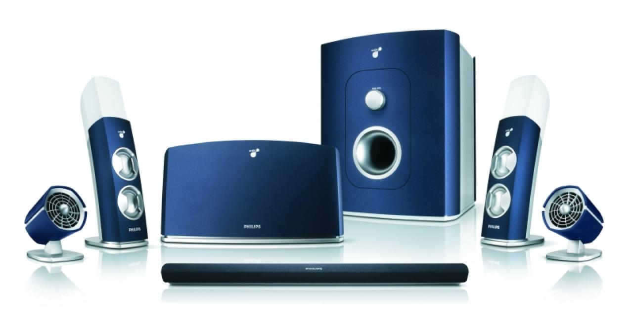 [11/04/2007] Premium Kit für 399 Euro: Zwei Lüfter, zwei Lampen in den Lautsprechern, eine Steuereinheit mit Wandfluter, ein Subwoofer und das längliche Rumble Pad.