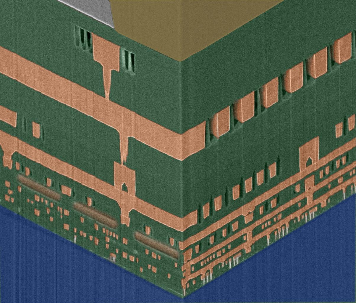 [07/05/2007] Quelle: IBM Aufbau eines Prozessors. In der Ebene der Metall-Leiter (goldfarben) ist mit Airgap-Technologie, statt einem klassischen Isolator, ein Vakuum eingebracht worden.
