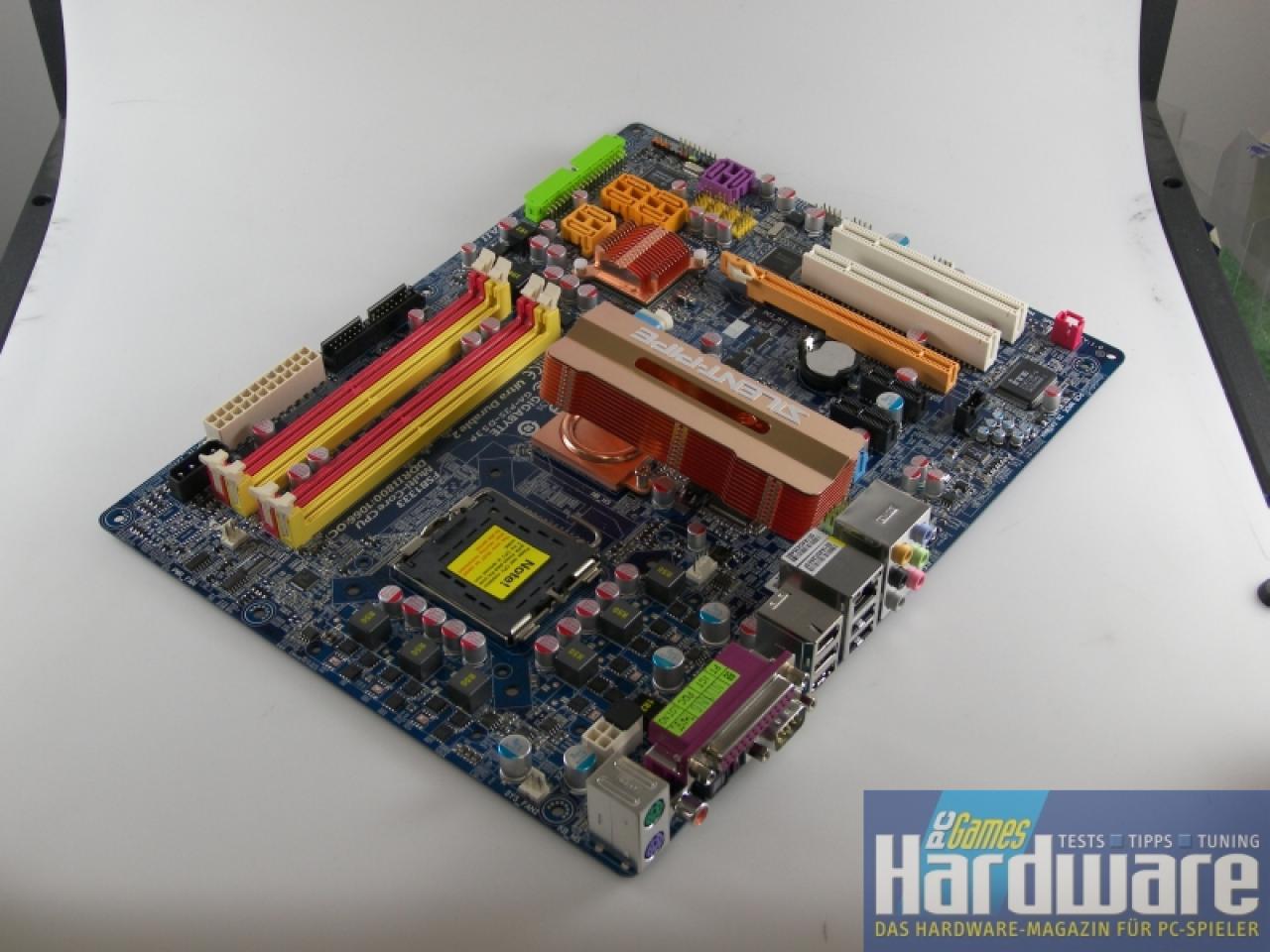 [13/05/2007] Gigabyte 965P-DS3P: Die Heatpipe-Konstruktion wirkt bei unserem Muster ein wenig schief. (Bild: PCGH)