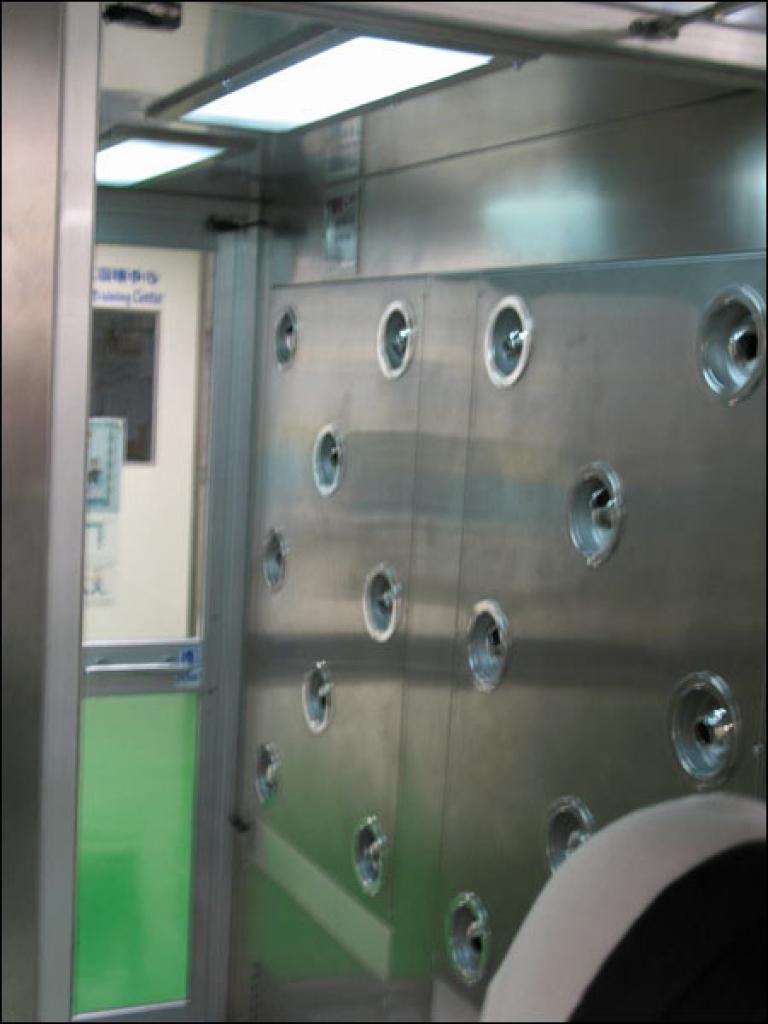 [19/06/2007] Eine Luftdusche für das Personal um Schutz und Staubpartikel von der Kleidung zu entfernen.
