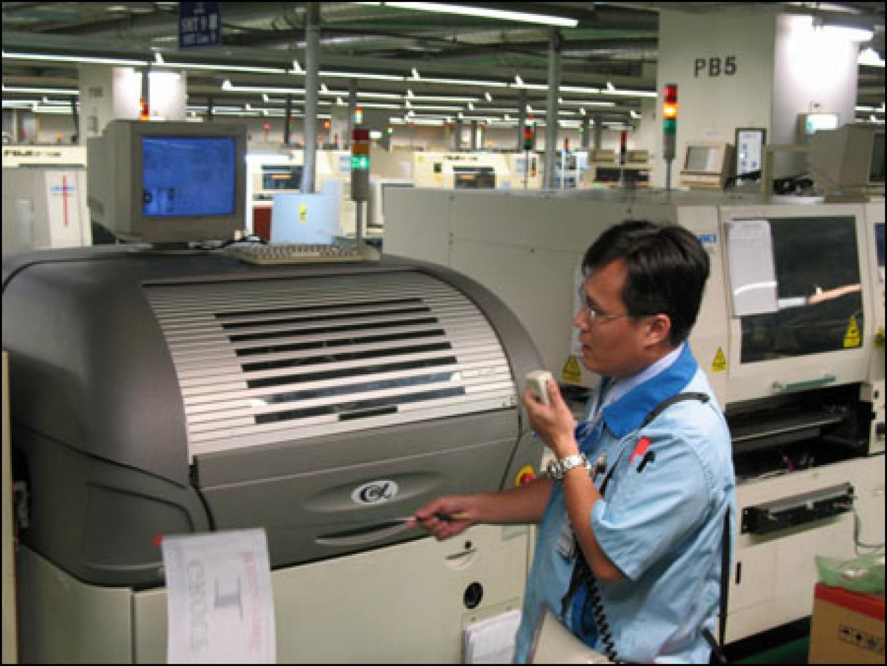 [19/06/2007] In dieser Machine entstehen die PCB (printed circuit boards), was soviel bedeutet wie 