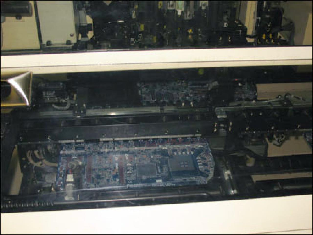 [19/06/2007] Hier werden die nackten PCBs mit Kondensatoren und anderen passiven Bauelementen bestückt.
