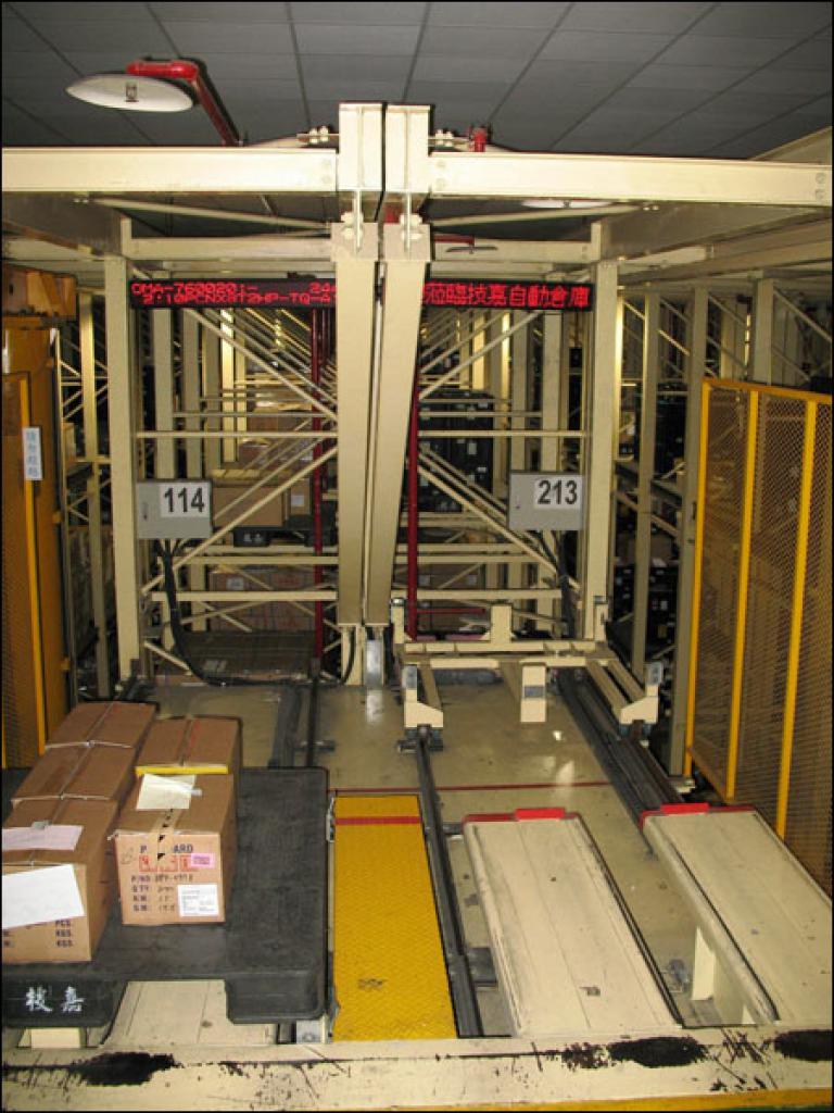 [19/06/2007] Hier ist eine vollautomatisierte, von Robotern bediente Lagerhalle zu sehen.