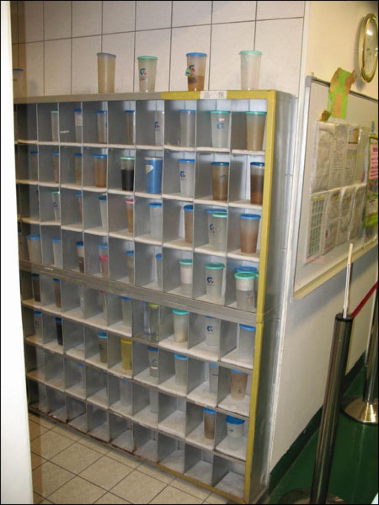 [19/06/2007] Jeder Arbeiter bekommt seinen eigenen Plastikbecher für Getränke.