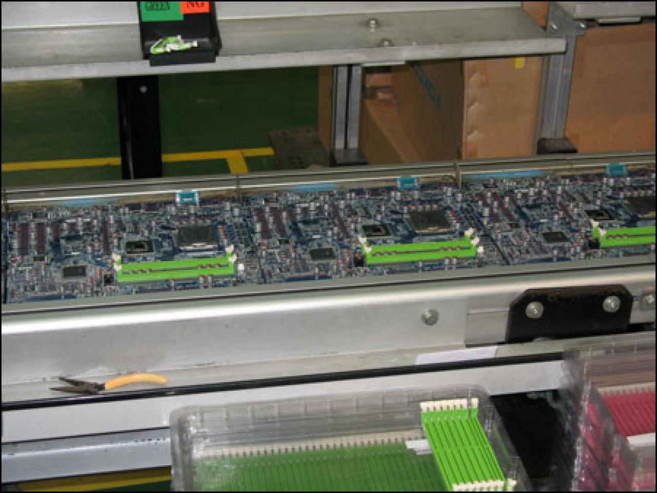 [19/06/2007] Jetzt sieht es schon fast wie ein Mainboard aus.