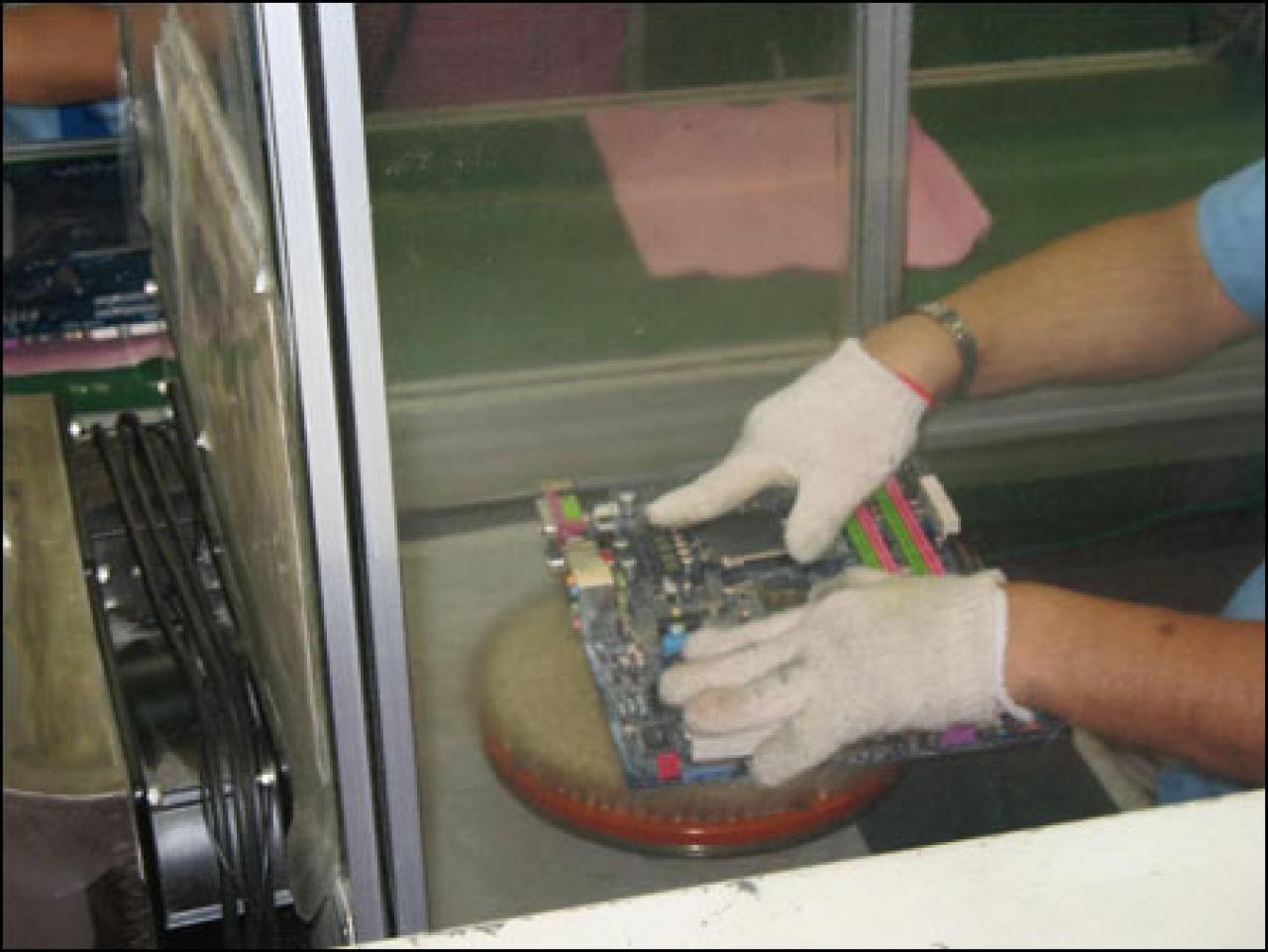 [19/06/2007] Hier werden die Boards von Grat und scharfen Kanten befreit.