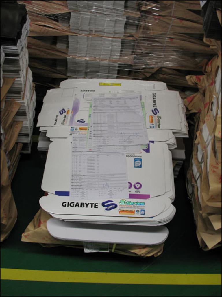 [19/06/2007] DIe Kartons in denen die Boards ´zum Kunden kommen.