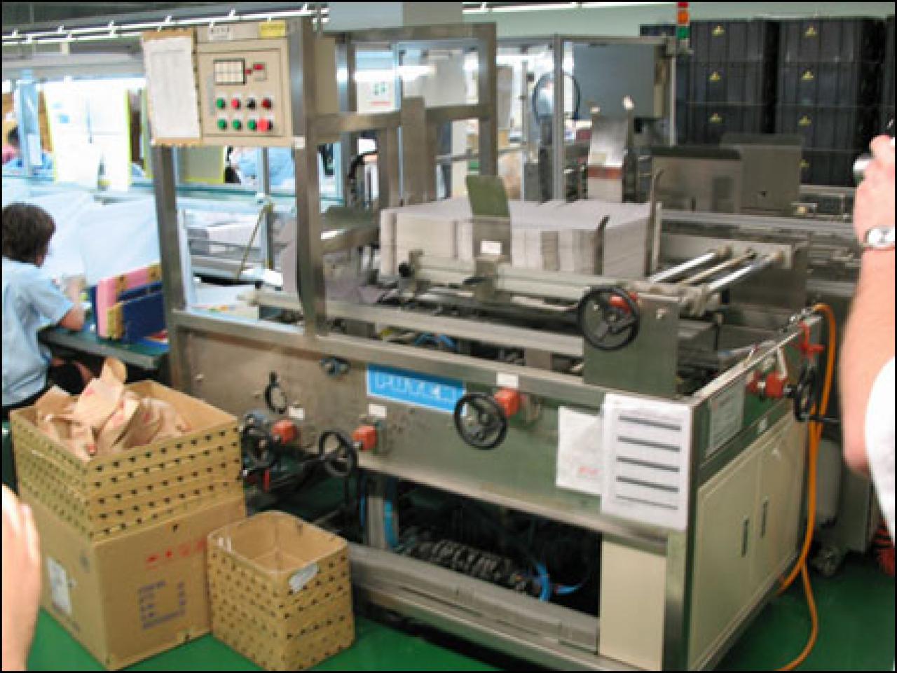 [19/06/2007] Diese Maschine faltet die Boxen.