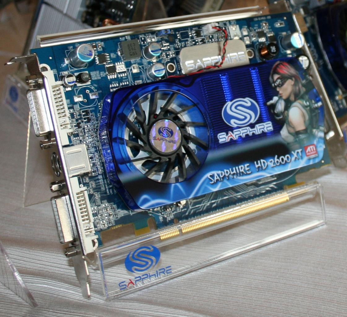 [05/06/2007] Das PCB der PCI-E-Variante der Radeon-HD-2600-XT besteht nur aus vier Layern und wodurch die Karte günstiger in der Herstellung wird.