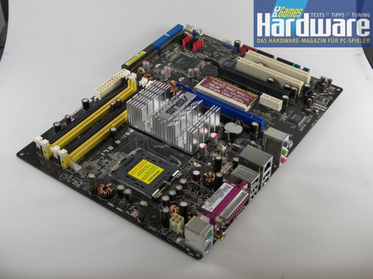 [06/06/2007] Asus P5N-E SLI: Der kleine Kühler auf der Northbridge reicht. Per Selektorkarte bestimmen Sie die Aufteilung der PCI-E-Lanes.