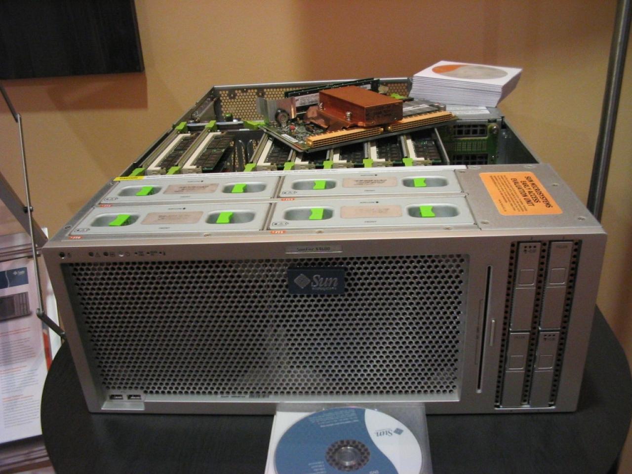 [19/06/2007] Suns bisherige Server. Modell Sun Fire 4600 für 8 CPU-Steckkarten. Für das TCCA werden verschiedene noch nicht angekündigte neue Modelle von Sun genutzt werden. (PCGH, Martin Bobowsky)