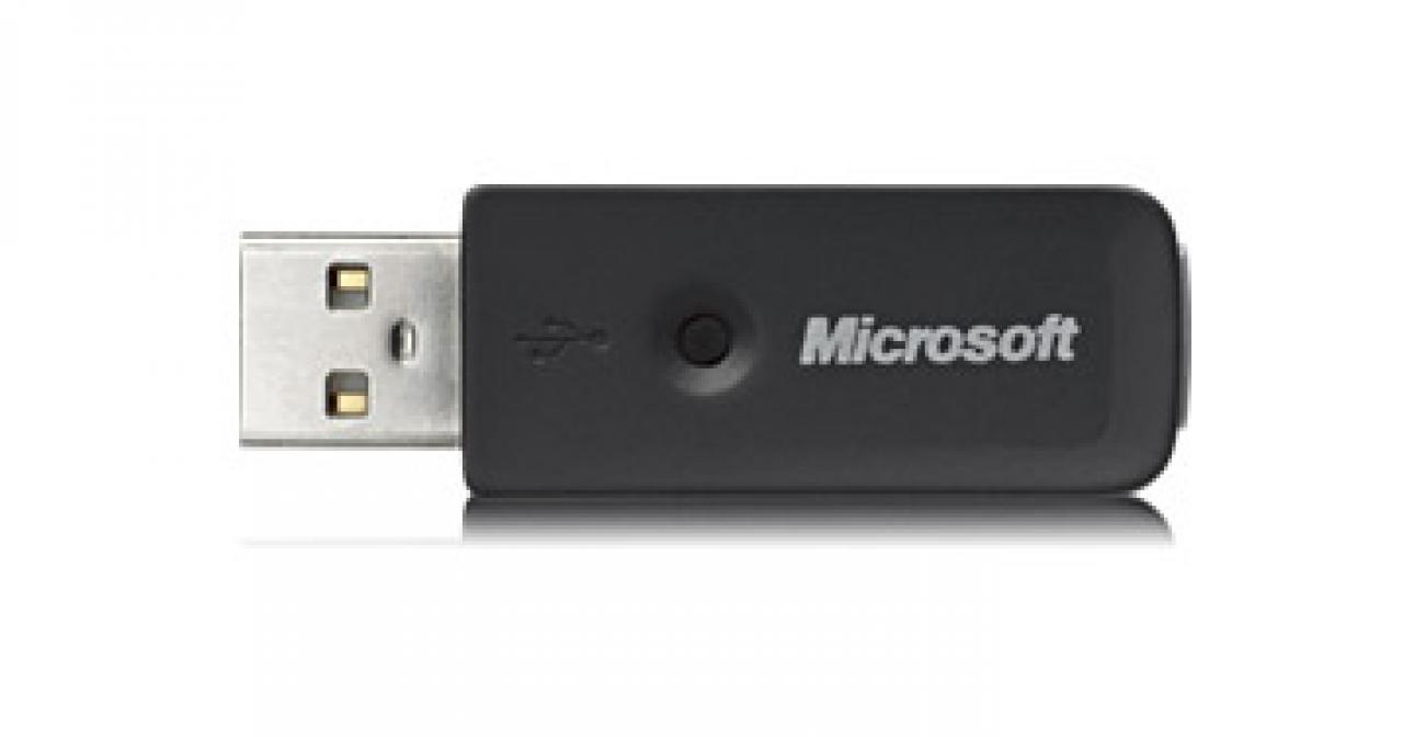 [20/06/2007] Der USB-Stick für Bluetooth, damit der PC Verbindung mit der Maus und Tastatur halten kann. (Bild: Microsoft)