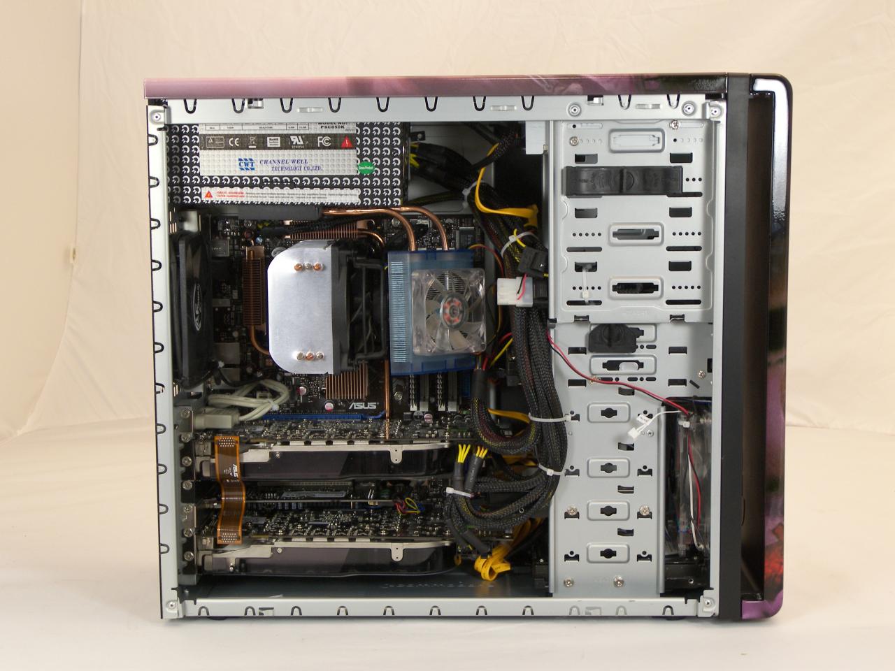 [07/08/2007] Im Inneren des PCs geht es sehr beengt zu.
