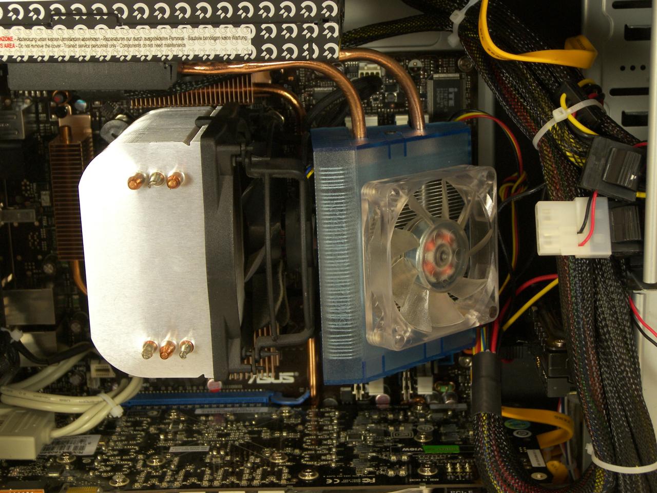 [07/08/2007] Direkt hinter dem CPU-Kühler sitzt das Kühlelement des Netzteils.