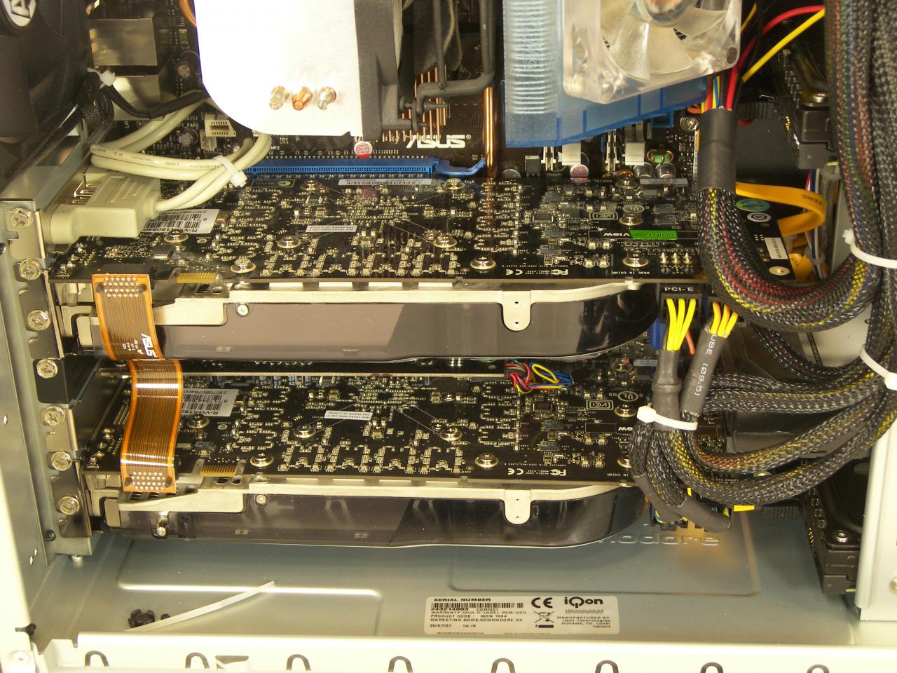 [07/08/2007] Die beiden Geforce 8800 GTX in SLI-Anordnung. Der Platz zum Gehä#useboden ist sehr begrenzt. 