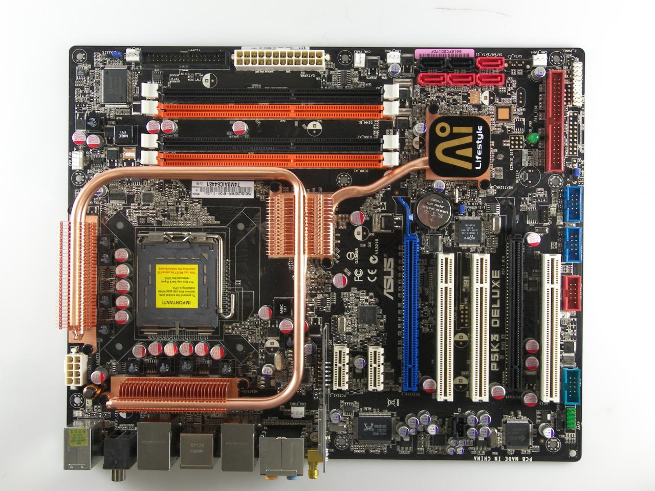 [02/08/2007] Machte beim Test mit älteren Prozessoren keine Probleme: das Asus P5K Deluxe (P4 660/670 und Pentium D 805) (Bild: PCGH)