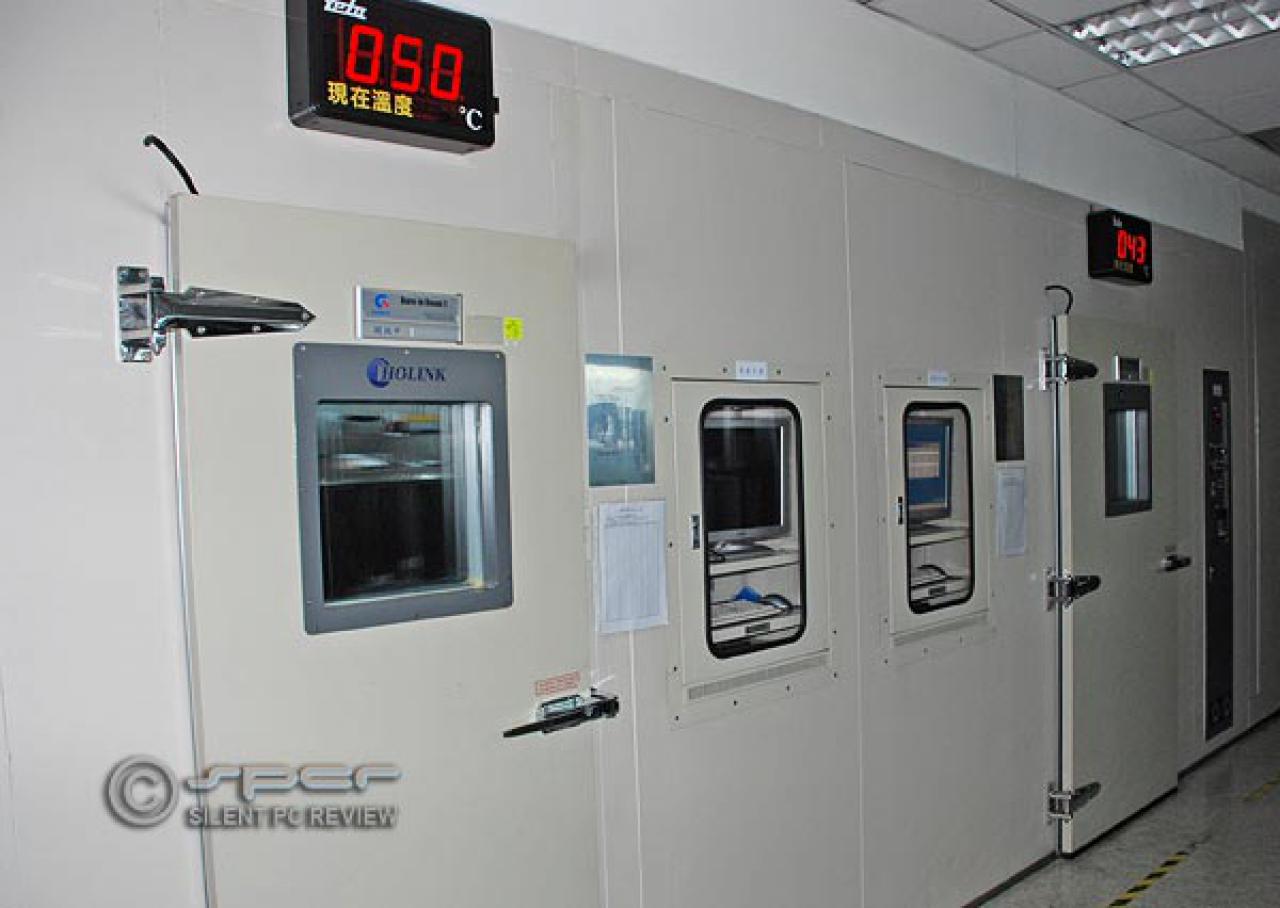 [07/08/2007] Die thermischen Kammern. Hier wird Hardware unter verschärften Bedingungen gestestet. Die Vordere hat 50°C, die hintere 43°C. (Bild: silentpcreview.com)