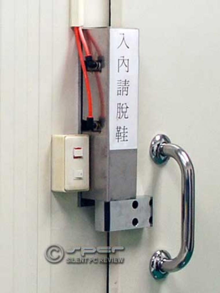 [07/08/2007] Dieses hübsche Türschloss sorgt dafür, dass das Sound-Lab versiegelt ist. (Bild: silentpcreview.com)
