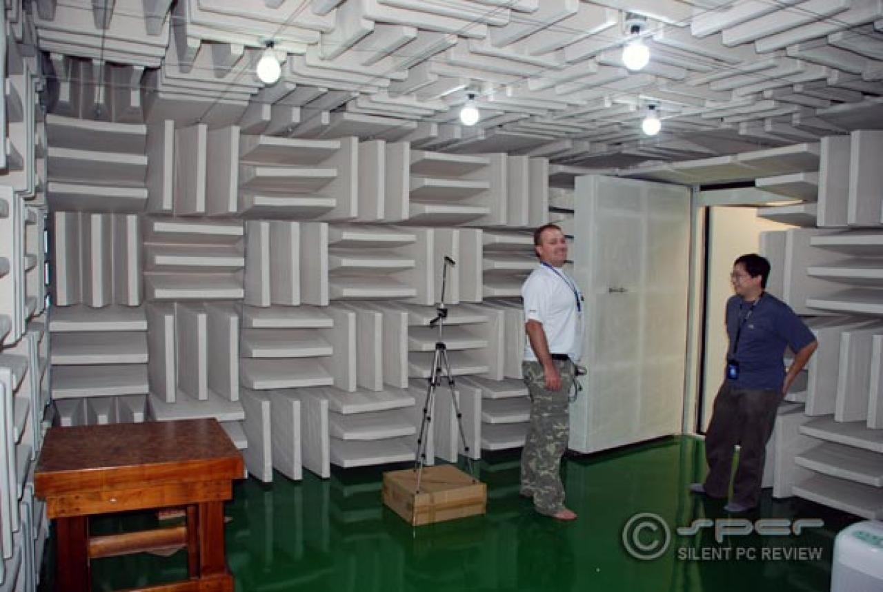 [07/08/2007] Im Sound-Lab sind keine Schuhe gestattet. Der Tisch links ist nach ISO7779 gebaut. (Bild: silentpcreview.com)