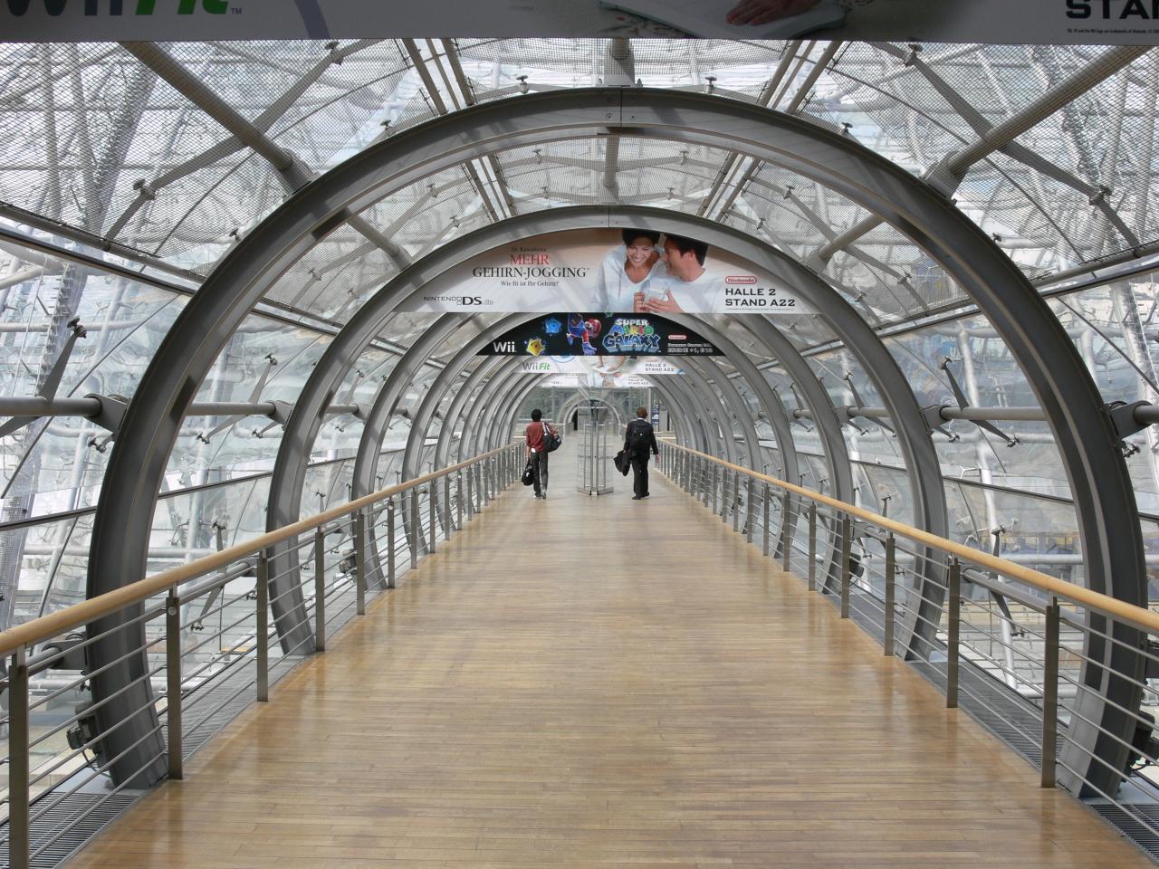 [20/08/2007] Immer wieder ein Foto wert - die Verbindungstunnel der Messe Leipzig.