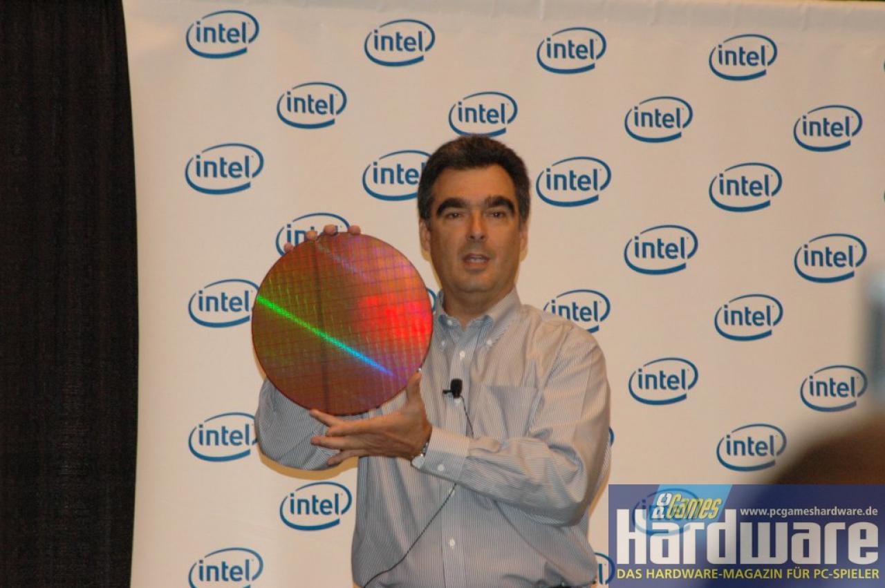 [19/09/2007] Steve Smith zeigte uns bereits einen ersten Nehalem-Wafer. (Bild: PCGH)