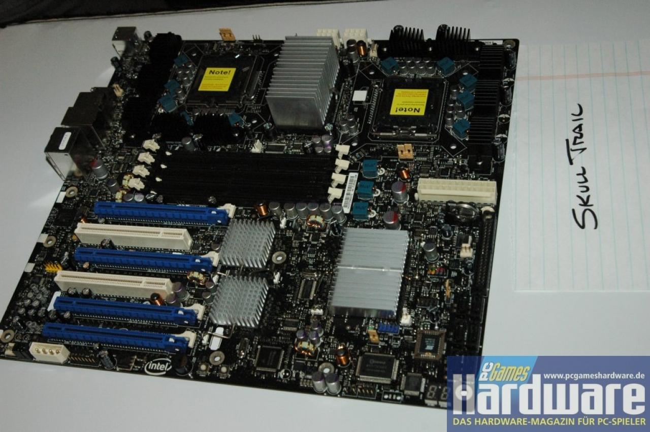 [19/09/2007] Die Skulltrail-Platine mit zwei Sockeln, Server-Chipsatz und vier Grafiksteckplätzen (Bild: PCGH)