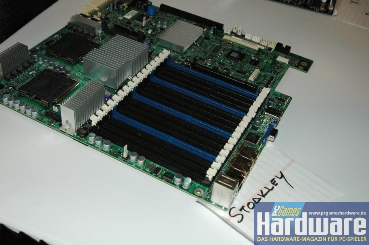 [19/09/2007] Das Server-Mainboard der Stoakley-Plattform (Bild: PCGH)