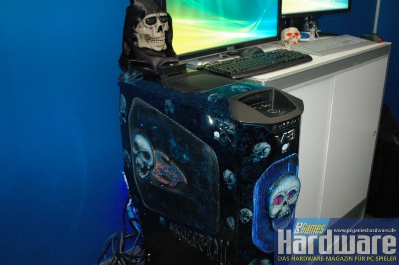 [20/09/2007] Das auf 4 GHz übertakteten Skulltrail-System mit Vapochill-Kühler und extravagantem Gehäuse. (Bild: PCGH)