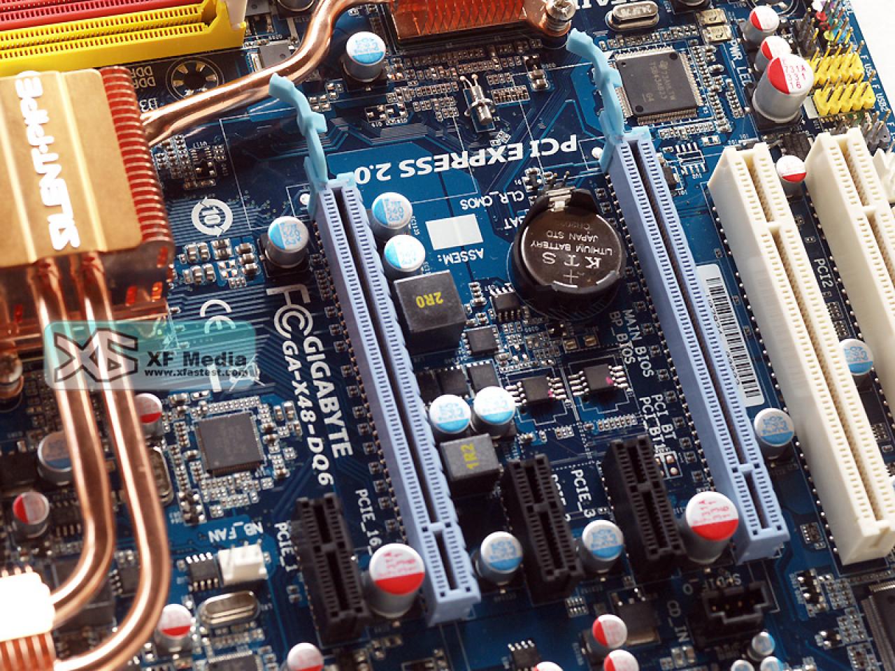 [22/10/2007] Die beiden PCI-E-2.0-x16-Steckplätze (Bild: xfastest.com)