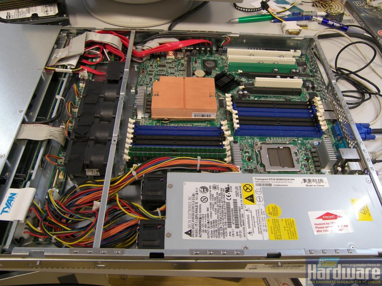 [25/10/2007] Der geöffnete Server-Einschub (eine Höheneinheit). Gut zu sehen: zwei CPU-Sockel, jeweils mit eigenen Speicherbänken; für die ersten Tests ist nur der erste Sockel bestückt