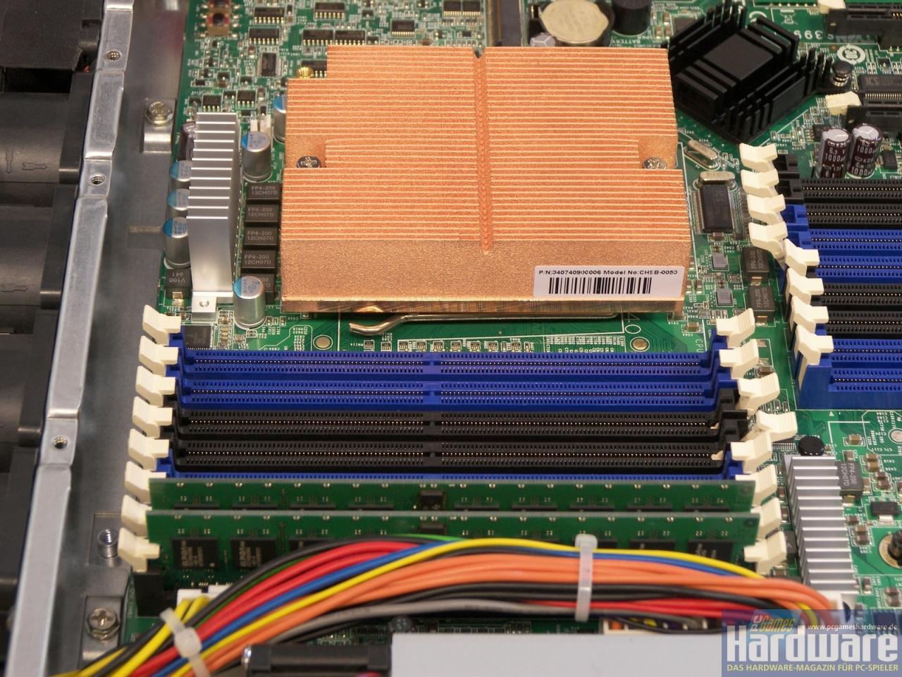 [25/10/2007] Der bestückte Sockel F mit Barcelona-CPU und 2 GiByte RAM