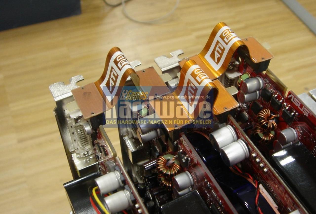 [31/10/2007] Eine mögliche Verbindung aller vier Karten im Quad-Crossfire. Im Gegensatz zu Triple-SLI sind hier nicht alle Karten untereinander direkt verbunden.