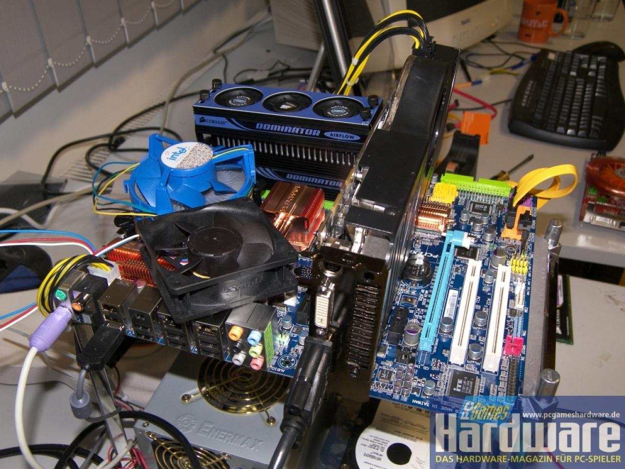 [27/11/2007] Das Testsytem samt TWIN3X2048-1800C7DIN mit Lüfter und Gigabytes X38T-DQ6 (Bild: PCGH)