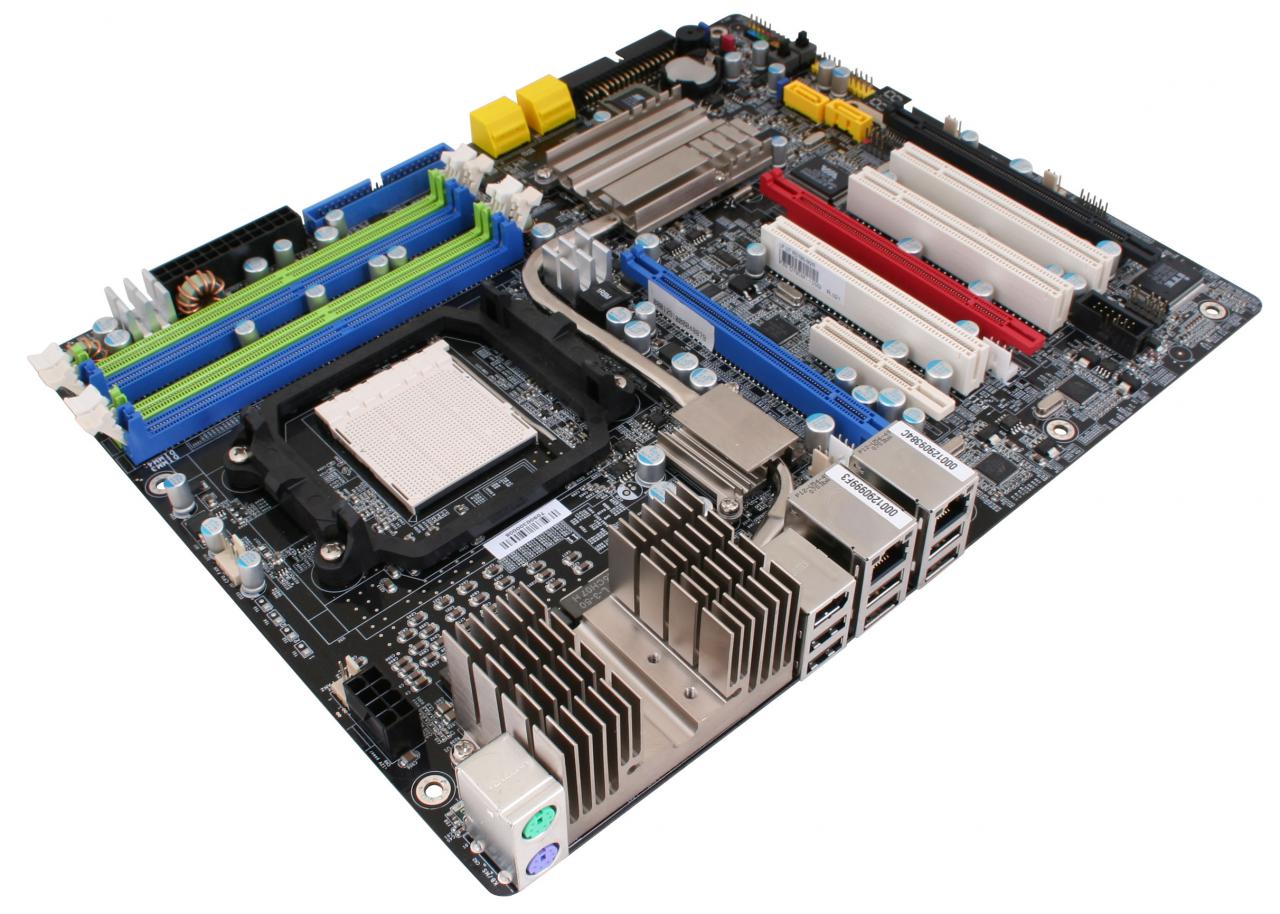[08/11/2007] SappCrossFireX PC-AM2RD790 (Bild: sapphiretech.com)