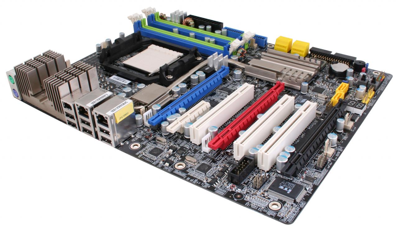 [08/11/2007] SappCrossFireX PC-AM2RD790 (Bild: sapphiretech.com)