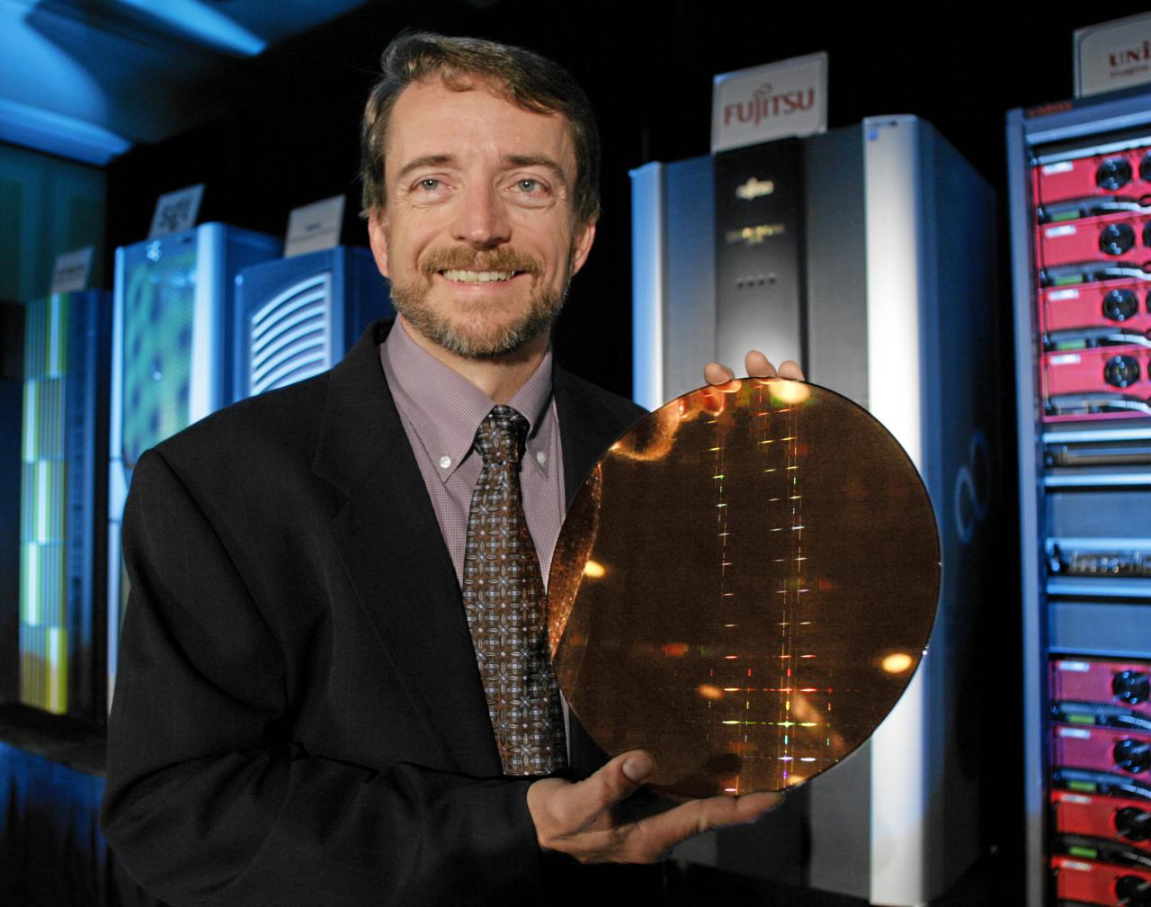 [05/11/2007] Pat Gelsinger mit einem Itanium-Wafer