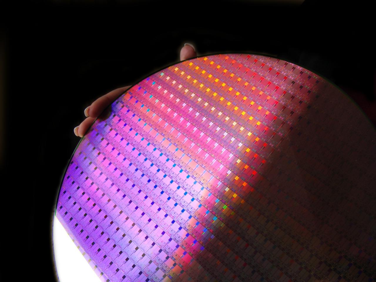 [24/11/2007] 45-Nanometer-Prozessor-Wafer(Bild: Intel.com)
