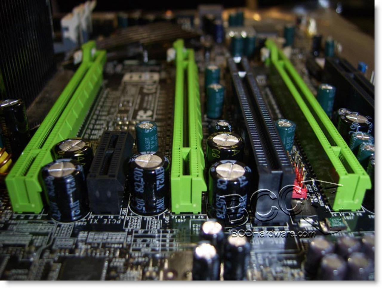 [10/12/2007] Triple-SLI-fähig (Bild: bcchardware.com)
