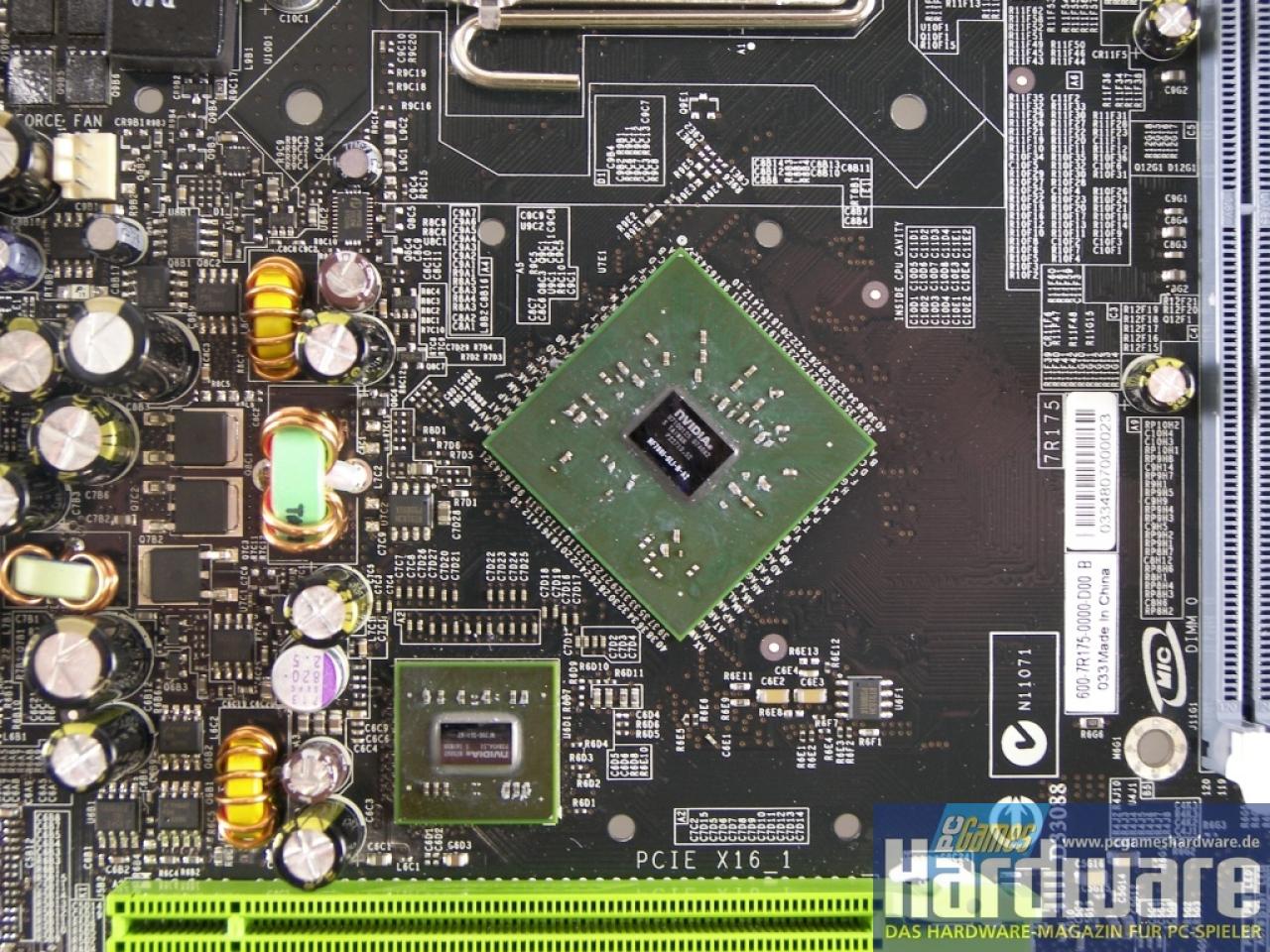 [15/12/2007] Direkt neben dem SPP-Chip sitzt der neue Zusatz-Chip Nforce 200. Er liefert zweimal 16 PCI-E-Lanes mit PCI-E-2.0-Bandbreite. (Bild: PCGH)
