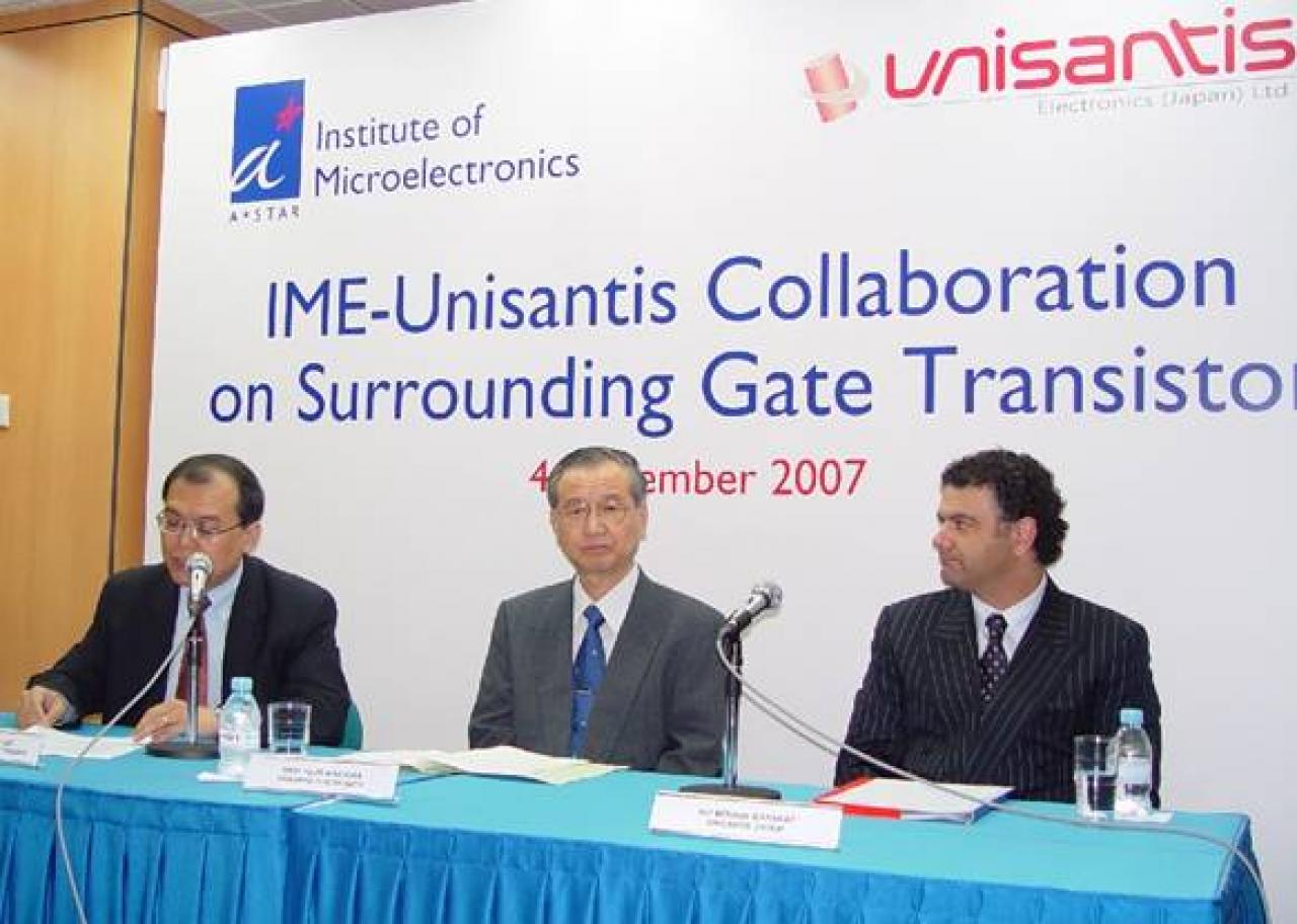 [06/12/2007] Prof. Kwong Dim-Lee, Executive Director des IME (links), Prof. Fujio Masuoka, Unisantis’ chief technology officer (Mitte) und Mr. Mounir Barakat, chief executive der Unisantis Group bei der Ankündigung der Zusammenarbeit.