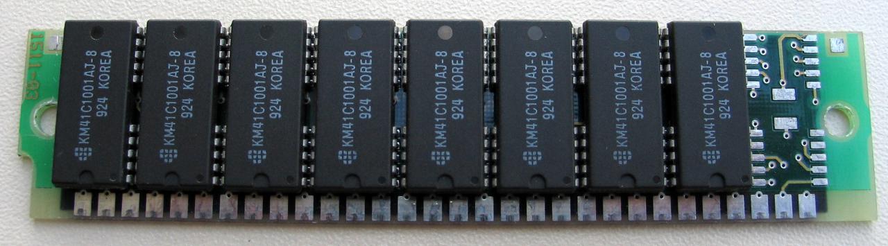 [17/01/2008] Samsung-Speicher im SIMM-Format mit 30 Kontakten. Hier mit schon recht dichter Bestückung. (Bild: rabayjr.com)